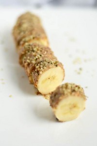 Bananų, migdolų riešutų sviesto ir kanapių sėklų sušiai   